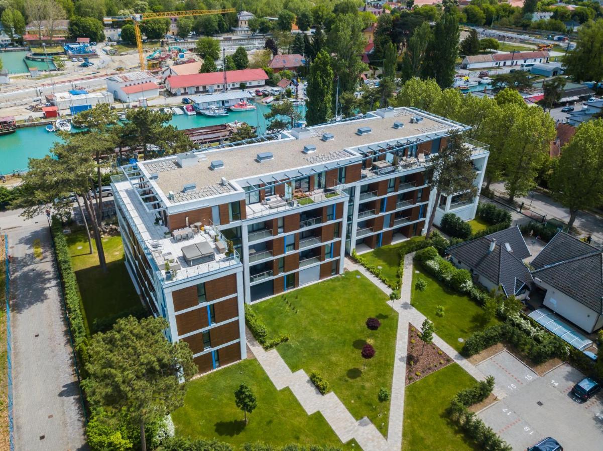 Mf Port Azur Wellness Apartments Шіофок Екстер'єр фото